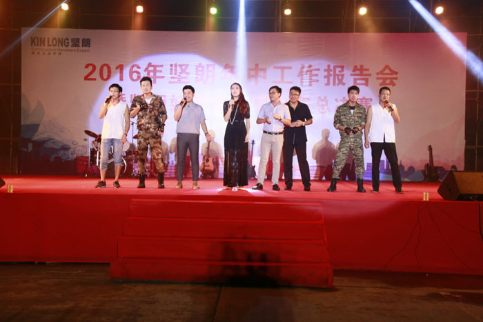 1.導師與優秀歌手同台表演歌曲串燒.JPG